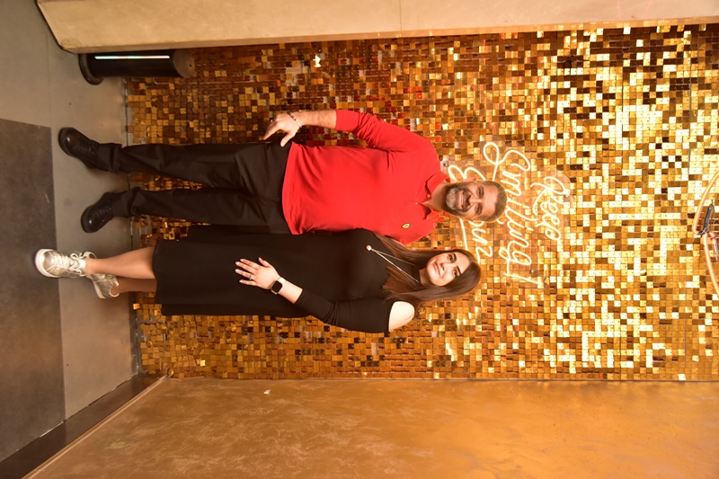 Saadet Ayd�n : Do�um Günü Mutlulu�unu Dostlar�yla Payla�t�